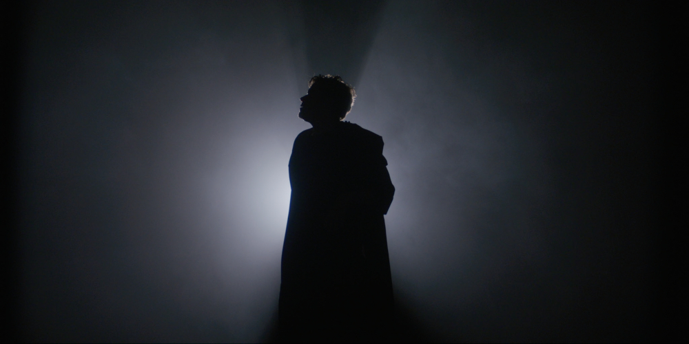 Maryus Vague à contre-jour dans la fumée, création lumière de Jérôme Baudouin, créateur lumière en danse, théâtre et spectacle vivant